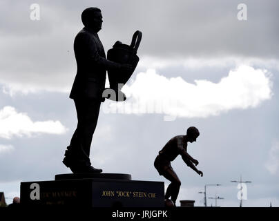 Statuen der keltische Legenden Jock Stein und Jimmy Johnstone vor dem Haupteingang vor dem Ladbrokes Scorrish Premiership Spiel im Celtic Park, Glasgow. Stockfoto