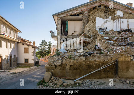 Trümmer des Erdbebens, das die Stadt Reggio Emilia in der Region Latium in Italien getroffen. Das starke Erdbeben am 24. August 2016 statt. Stockfoto