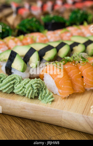 Hausgemachte Sushi essen mit Freunden. Stockfoto