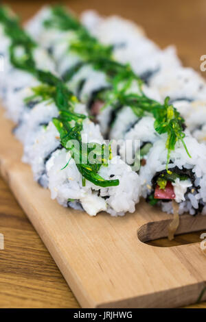 Hausgemachte Sushi essen mit Freunden. Stockfoto