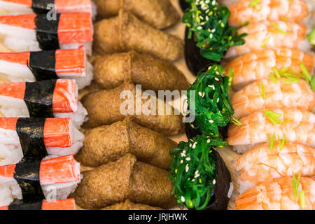 Hausgemachte Sushi essen mit Freunden. Stockfoto