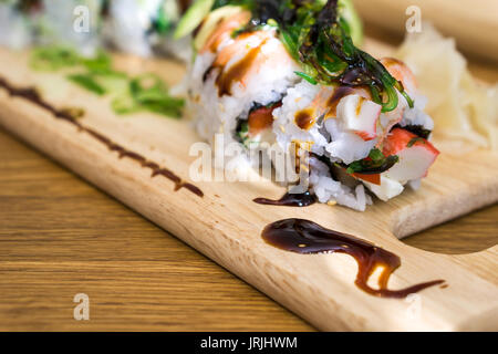 Hausgemachte Sushi essen mit Freunden. Stockfoto