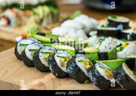 Hausgemachte Sushi essen mit Freunden. Stockfoto