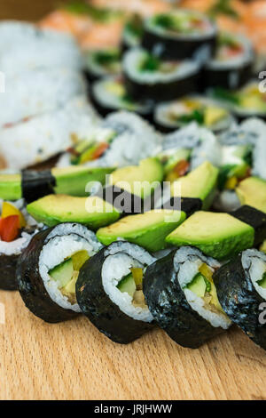 Hausgemachte Sushi essen mit Freunden. Stockfoto