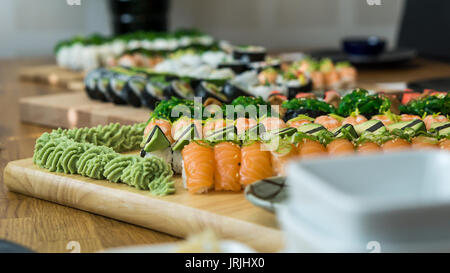 Hausgemachte Sushi essen mit Freunden. Stockfoto