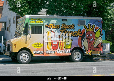 Die beiden Buck Lkw, der Heimat des Frittierter Hot Dog, auf einer Straße in Bayside, Queens, New York, geparkt. Stockfoto