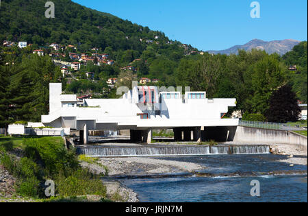 Das Museum des Valle di Arte in Maccagno am Lago Maggiore ist über den Fluss Giona - Maccagno, Lago Maggiore, Varese, Lombardei, Italien Stockfoto