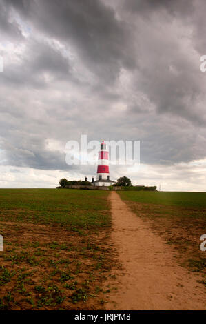 Happisburgh Lighthouse in Norfolk, England's älteste Leuchtturm, an einem bewölkten Tag. Stockfoto