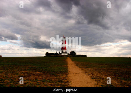 Happisburgh Lighthouse in Norfolk, England's älteste Leuchtturm, an einem bewölkten Tag. Stockfoto