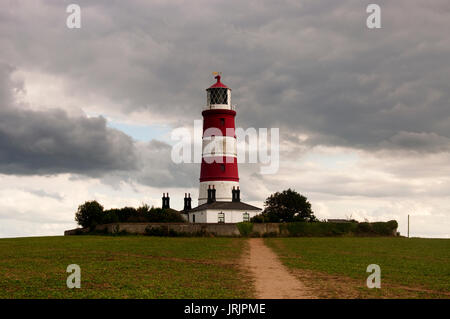 Happisburgh Lighthouse in Norfolk, England's älteste Leuchtturm, an einem bewölkten Tag. Stockfoto