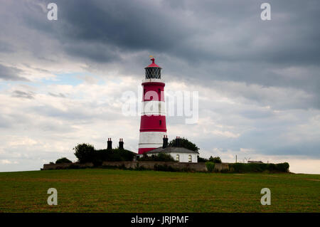 Happisburgh Lighthouse in Norfolk, England's älteste Leuchtturm, an einem bewölkten Tag. Stockfoto