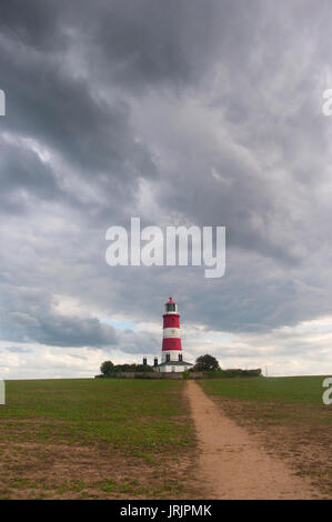 Happisburgh Lighthouse in Norfolk, England's älteste Leuchtturm, an einem bewölkten Tag. Stockfoto