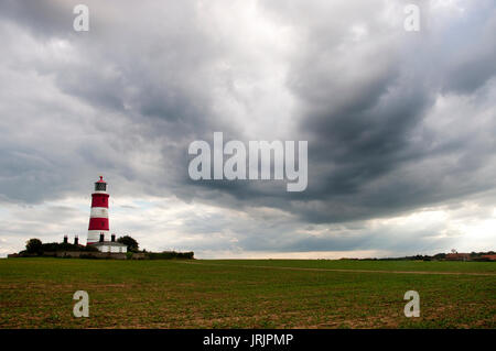 Happisburgh Lighthouse in Norfolk, England's älteste Leuchtturm, an einem bewölkten Tag. Stockfoto