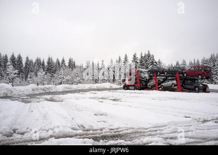 Ein rotes Auto Lkw in einem verschneiten Parkplatz Stockfoto