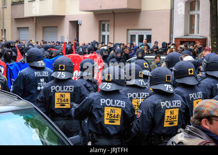 BERLIN, DEUTSCHLAND - 1. Mai 2017: Polizei und Demonstranten, die am 1. Mai in Berlin am 1. Mai 2017. Stockfoto