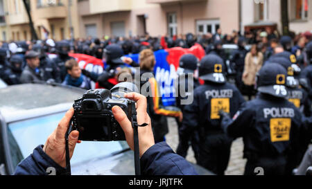 BERLIN, DEUTSCHLAND - 1. Mai 2017: Polizei und Demonstranten, die am 1. Mai in Berlin am 1. Mai 2017. Stockfoto