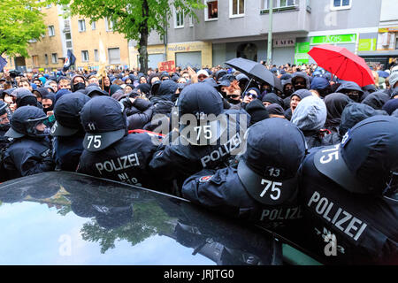 BERLIN, DEUTSCHLAND - 1. Mai 2017: Polizei und Demonstranten, die am 1. Mai in Berlin am 1. Mai 2017. Stockfoto