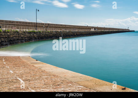 Lange Exposition von St Catherine's Wellenbrecher, Jersey, Channel Islands Stockfoto