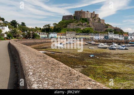 Hafen Wand mit Blumen und Bäume im Garten zu Mont Orgueil (Gorey) Schloss, Jersey, Channel Islands Stockfoto