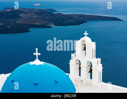 Auf Agiou Mina Kirche, Firostephani, Santorini, Griechenland mit den Inseln von Nea Kameni und Palea Kameni im Hintergrund Stockfoto