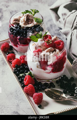 Sommer dessert Eton Mess Stockfoto