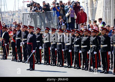 Freiheit Tag feiern mit militärischem Personal stehen in einer Linie durch die Freiheit Tag Monument und Paparazzi auf der Rückseite, Vittoriosa, Malta, Europa. Stockfoto