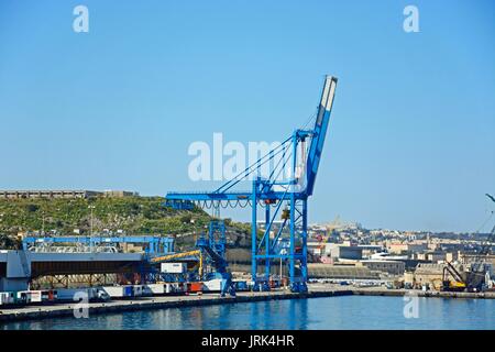 Blick auf die Docks mit Gebäuden auf der Rückseite, Paola, Malta, Europa. Stockfoto