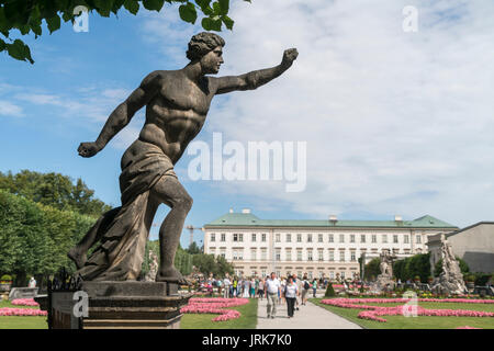 Statue im Schloss Mirabell und Mirabellgarten in Salzburg, Österreich | Statue an der Gärten in Schloss Mirabell, dem Dom und der Festung Hohensalzburg in Stockfoto