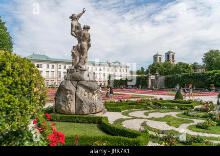 Statue im Schloss Mirabell und Mirabellgarten in Salzburg, Österreich | Statue an der Gärten in Schloss Mirabell, dem Dom und der Festung Hohensalzburg in Stockfoto