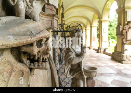 Greifer mit Totenschädel mit dem Sebastiansfriedhof in Salzburg, Österreich | Grab mit Schädel, Friedhof von St. Sebastian, Salzburg, Österreich Stockfoto