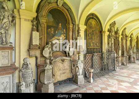 Arkaden des Sebastiansfriedhof in Salzburg, Österreich | Friedhof St. Sebastian Arkaden, Salzburg, Österreich Stockfoto