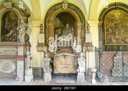 Fuchsische Grabstätte auf dem Sebastiansfriedhof in Salzburg, Österreich | Grab stein Fuchsische Grabstätte, Friedhof St. Sebastian, Salzburg, Stockfoto