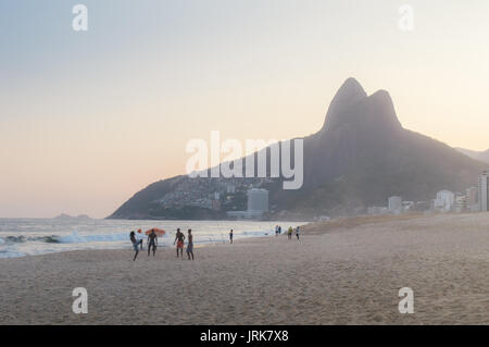 Ipanema Beach in Rio de Janeiro, Brasilien Fußball am Strand bei Sonnenuntergang Stockfoto