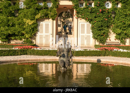 Brunen und Statue im Mirabellgarten, Salzburg, Österreich | Schloss Mirabell Gärten, Springbrunnen und Statue, Salzburg, Österreich Stockfoto