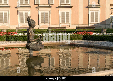 Brunen und Statue im Mirabellgarten, Salzburg, Österreich | Schloss Mirabell Gärten, Springbrunnen und Statue, Salzburg, Österreich Stockfoto