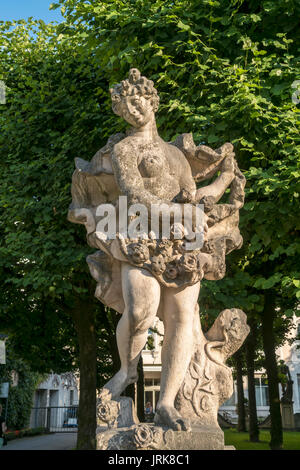 Statue im Mirabellgarten Salzburg, Österreich | Schloss Mirabell Gärten Statue in Salzburg, Österreich Stockfoto