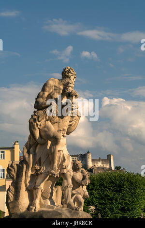 Statue im Mirabellgarten und die Festung Hohensalzburg Salzburg, Österreich | Schloss Mirabell Gärten Statue und der Festung Hohensalzburg in Salzburg, Aust Stockfoto