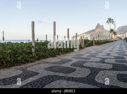 Wirbelnden Muster auf dem Bürgersteig der Strand von Ipanema in Rio de Janeiro, Brasilien Stockfoto