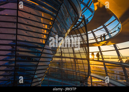 Berliner Reichstagsgebäude, ein Berliner Sonnenuntergang, der von Touristen aus der Glaskuppel auf dem Dach des Reichstagsgebäudes, Berlin, Deutschland, betrachtet wird. Stockfoto