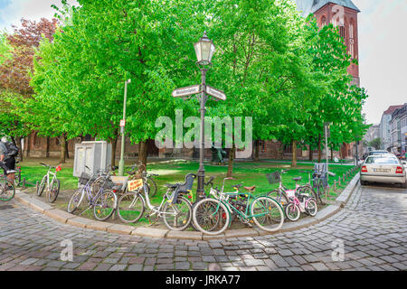 Berliner Altstadt, Blick auf Fahrräder im historischen Nikolaiviertel im Zentrum von Berlin an einem späten Frühlingsnachmittag, Deutschland. Stockfoto