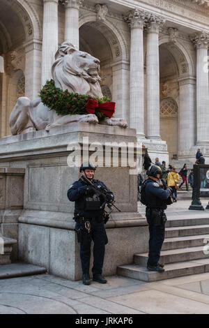 Elite Sicherheitskräfte vor der Löwe stand und Treppen der New York Public Library, einer der am meisten besuchten Sehenswürdigkeiten der Stadt. Stockfoto