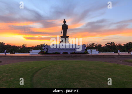 Phutthamonthon, NakhonPathom, Thailand - Juni 19, 2016: Big Buddha Statue im Park im Sonnenuntergang Stockfoto