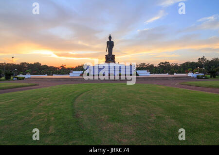 Phutthamonthon, NakhonPathom, Thailand - Juni 19, 2016: Big Buddha Statue im Park im Sonnenuntergang Stockfoto