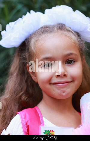 Schule Mädchen mit den großen weißen Bogen - Knoten Stockfoto