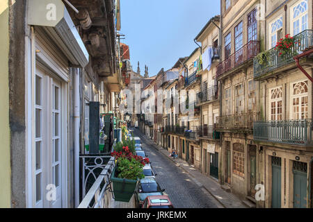 September 12, 2012: Blick aus dem Fenster in einem von Porto der ältesten und traditionellen Nachbarschaften. Rua de São Miguel, Porto, Portugal Stockfoto