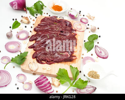 Rohe Schweineleber Slice mit Aroma Gewürze Mischer Essen auf weißem Hintergrund Stockfoto