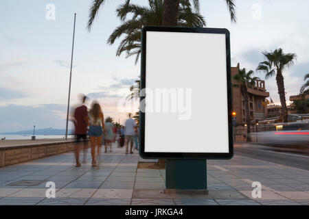 Leere Anzeige auf einer Anzeigentafel, in einen Fußweg am Meer. Stockfoto