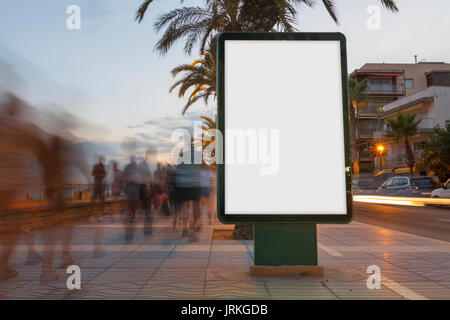 Leere Plakatwand in einen Fußweg bei Sonnenuntergang, mit unscharfen Menschen zu Fuß Stockfoto