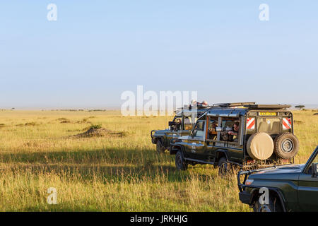 Fotografen mit Teleobjektiven in Safari Fahrzeuge auf die afrikanische Savanne Stockfoto