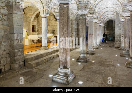 Krypta im Abbazia di San Salvatore Kirche in Italien Stockfoto